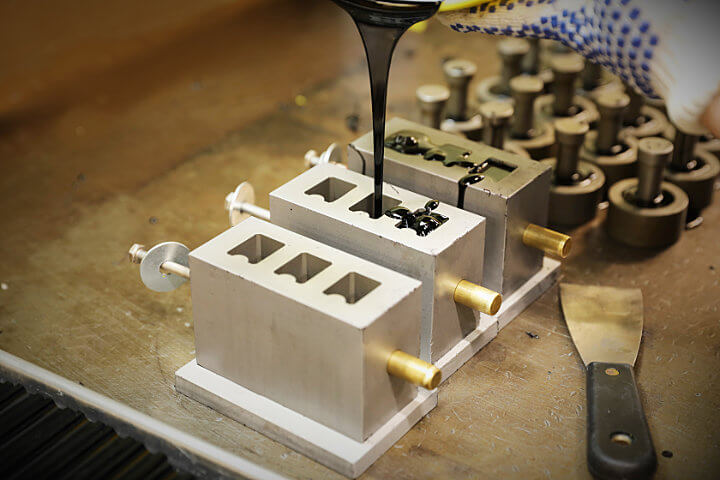 Molded plastic part inspection